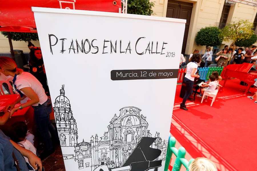 Once instrumentos y cerca de 450 intérpretes toman seis céntricas plazas de la capital con motivo de la tercera edición de 'Pianos en la Calle'