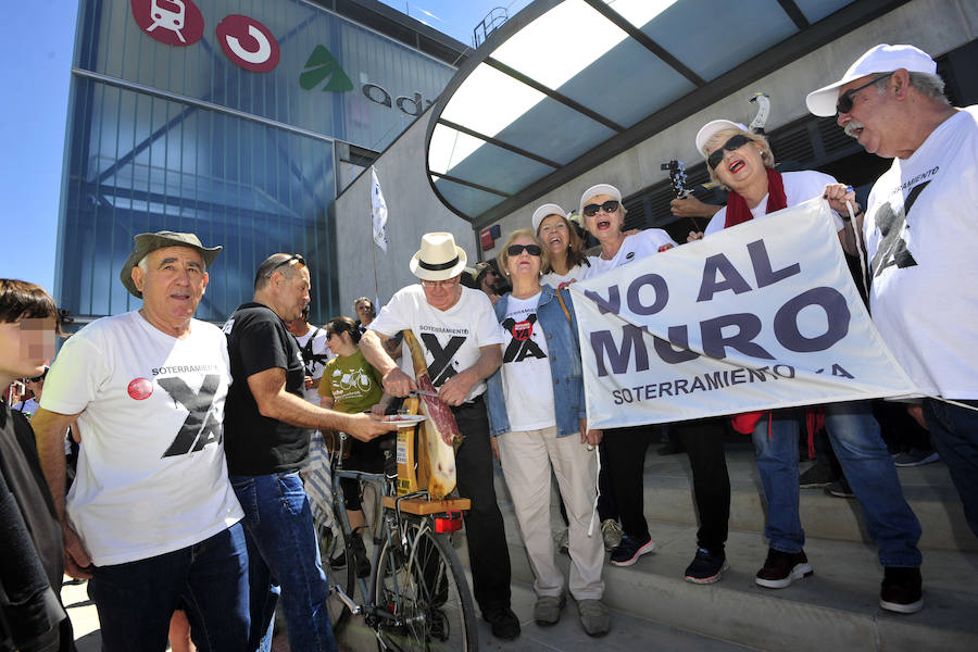 Decenas de personas participan en una jornada de convivencia reivindicativa convocada la asociación Murcia en Bici y la Plataforma Pro Soterramiento
