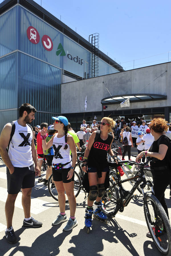 Decenas de personas participan en una jornada de convivencia reivindicativa convocada la asociación Murcia en Bici y la Plataforma Pro Soterramiento