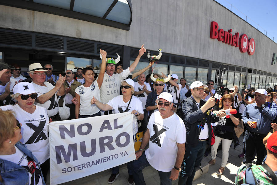 Decenas de personas participan en una jornada de convivencia reivindicativa convocada la asociación Murcia en Bici y la Plataforma Pro Soterramiento