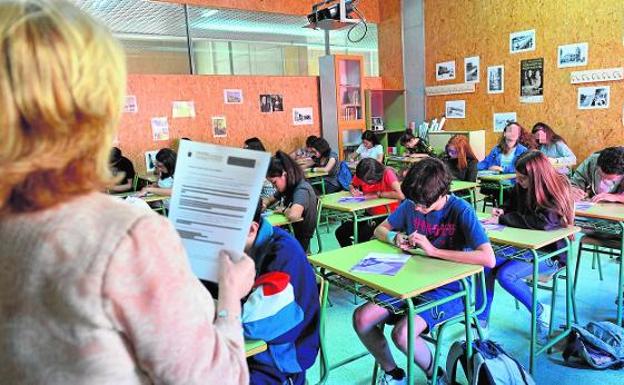 Alumnos de cuarto de la ESO del Instituto de Educación Secundaria El Carmen de Murcia realizan, ayer, la prueba de diagnóstico. 