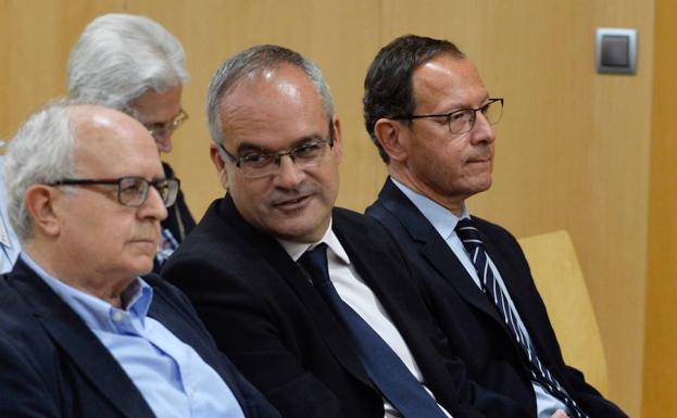 Los acusados, Pedro Morillas, Joaquín Peñalver y Miguel Ángel Cámara, sentados en el banquillo.