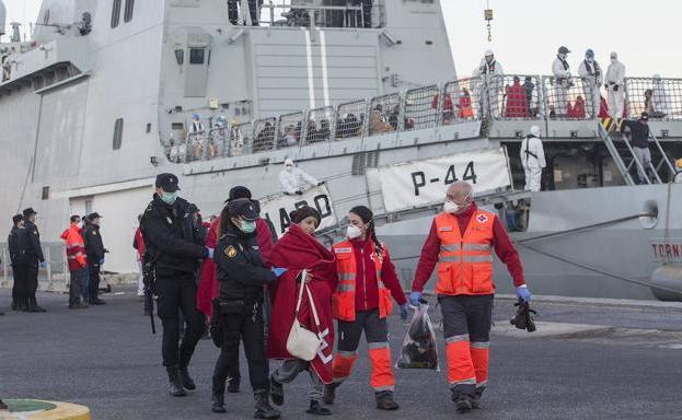 Inmigrantes llegando al Muelle de la Curra, en Cartagena.