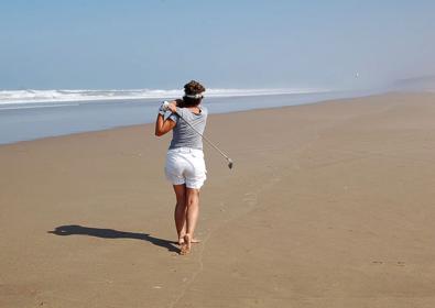 Imagen secundaria 1 - Evaristo practicando en una llanura de Mongolia, junto al camión. Ana en una playa de Marruecos. Torres a punto de golpear una bola en el desierto de Nubio (Sudán).