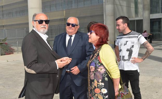 Concha Hernández, Pepe Arce y Jose Luis Sánchez Alegre, en la puerta de los juzgados de la Ciudad de la Justicia.