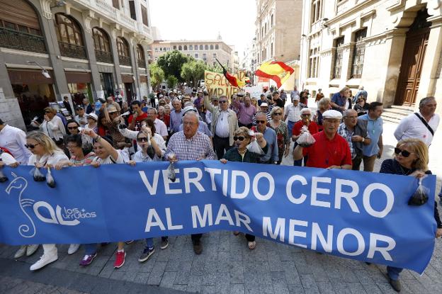 Una de las pancartas que mostraron los manifestantes ayer, camino del Palacio de San Esteban.