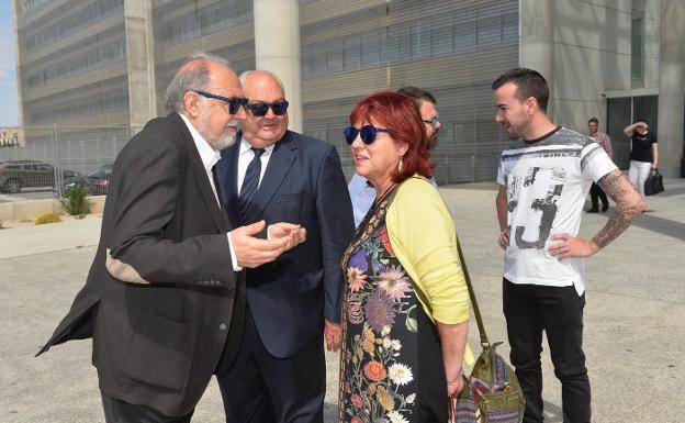 Los exconcejales José Luis Sánchez Alegre, José Arce y Concepción Hernández charlando al acabar ayer la vista.