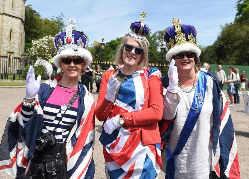 Miles de personas se concentran en la ciudad inglesa para esperar la llegada de Meghan Markle y el príncipe Enrique