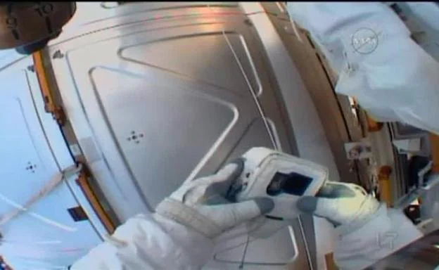 Un astronauta de la NASA hace el ridículo en un paseo espacial al olvidar la tarjeta SD para grabar