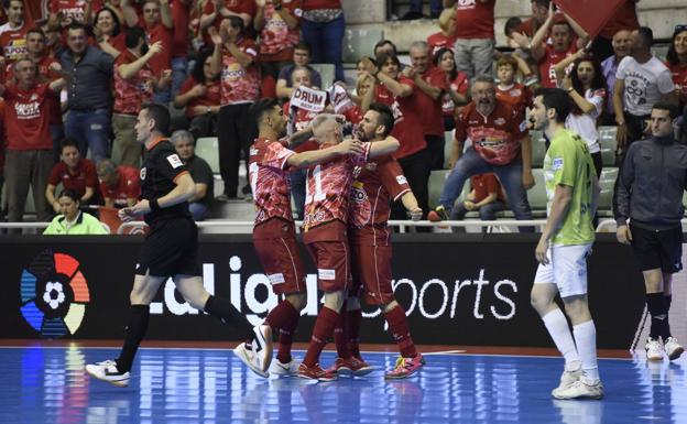 Álex celebra uno de sus goles con Miguelín y Fer Drasler.