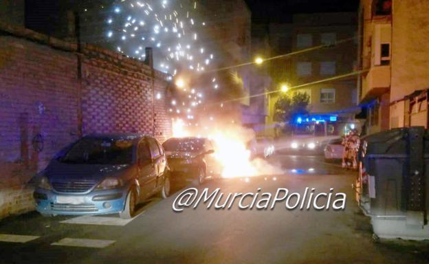 Arde un coche aparcado en Murcia afectando a otro vehículo estacionado al lado