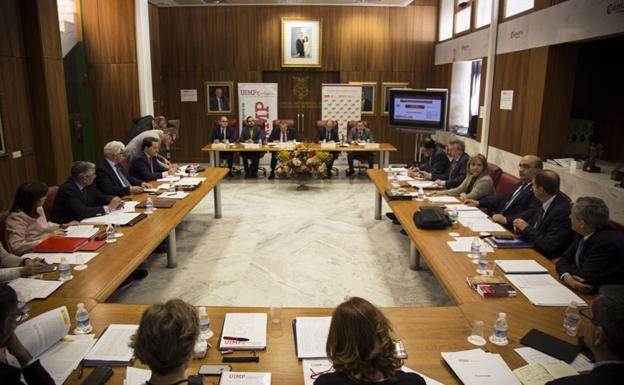 El Claustro de la UIMP, reunido ayer en la Cámara de Comercio.