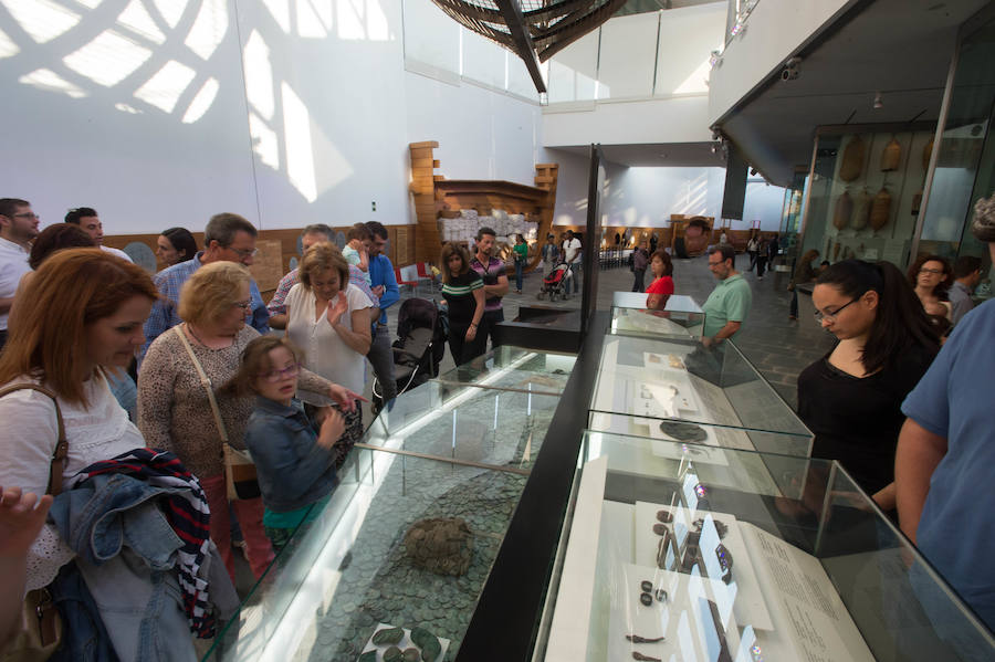 Visitantes en el Museo Naval de Cartagena durante la Noche de los Museos.