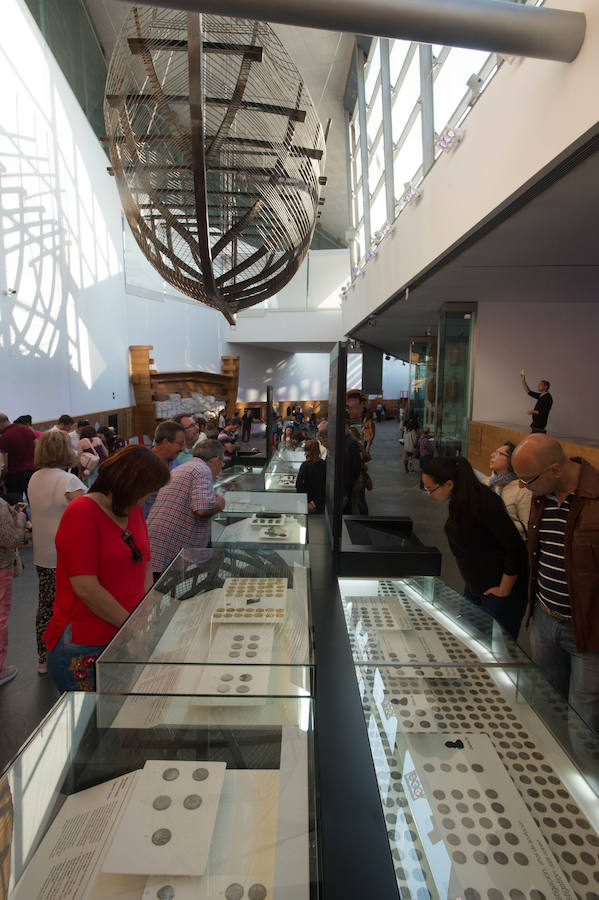 Visitantes en el Museo Naval de Cartagena durante la Noche de los Museos.