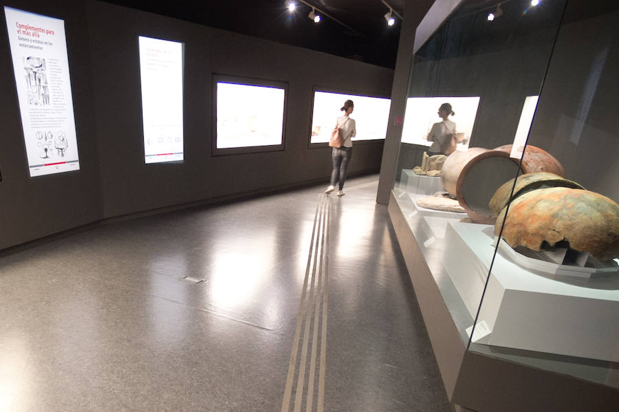 El Museo Arqueológico de Murcia aprovechó la jornada de la Noche de los Museos para inaugurar su almacén visitable, ofrecer talleres infantiles para los más pequeños y organizar visitas explicativas a los nuevos recursos de la institución