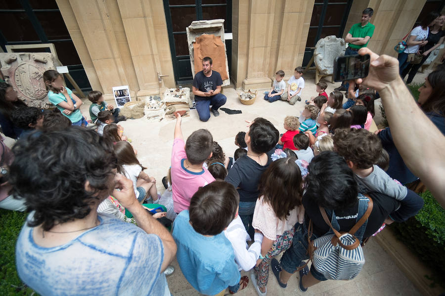 El Museo Arqueológico de Murcia aprovechó la jornada de la Noche de los Museos para inaugurar su almacén visitable, ofrecer talleres infantiles para los más pequeños y organizar visitas explicativas a los nuevos recursos de la institución