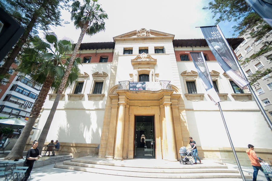 El Museo Arqueológico de Murcia aprovechó la jornada de la Noche de los Museos para inaugurar su almacén visitable, ofrecer talleres infantiles para los más pequeños y organizar visitas explicativas a los nuevos recursos de la institución