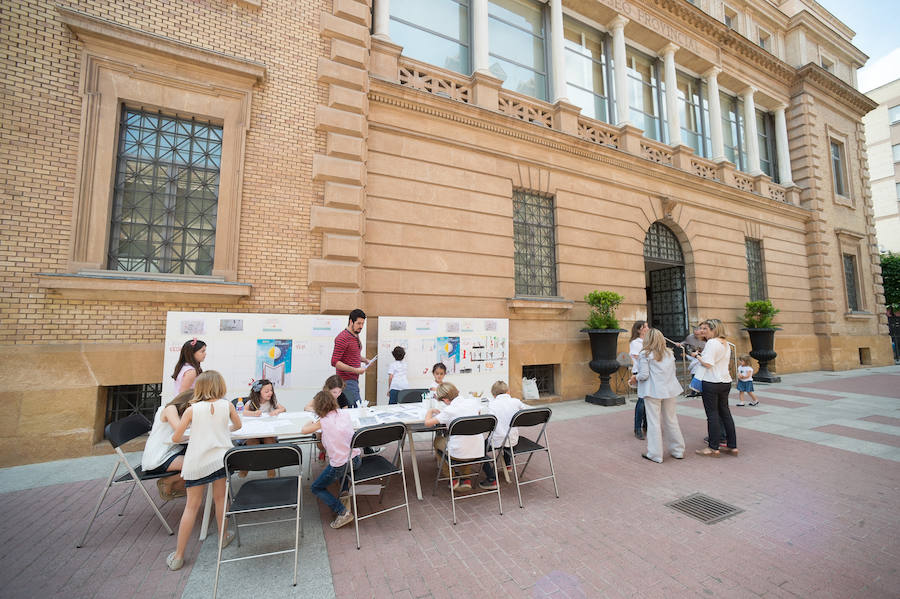 El Museo de Bellas Artes de Murcia abrió sus puertas durante la jornada de la Noche de los Museos y ofreció talleres sobre cine, actividades infantiles, visitas guiadas y representaciones teatrales