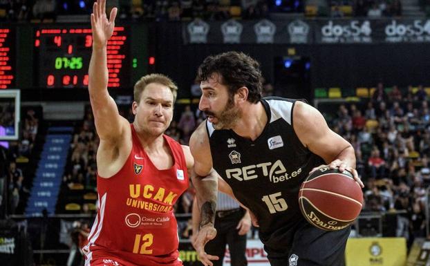 El escolta estadounidense del UCAM Murcia, Brad Oleson (i), intenta bloquear al alero del RETAbet Bilbao Basket, Álex Mumbrú, durante el partido correspondiente a la jornada 33 de la Liga Endesa que se juega hoy en el Bilbao Arena.