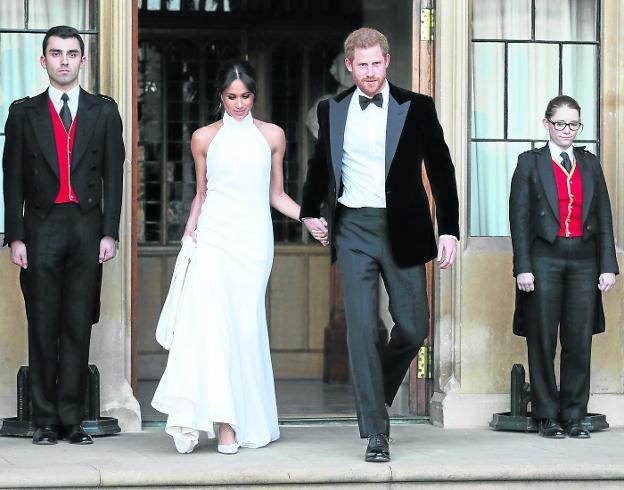 Meghan, de Stella McCartney, sale con su esposo de Windsor rumbo a la fiesta de la tarde-noche del sábado.