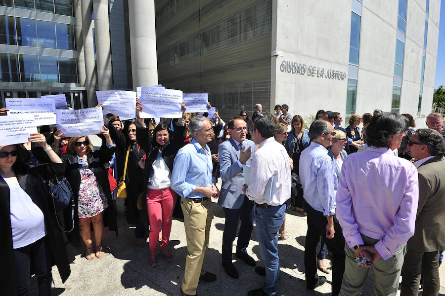 Prácticamente todas las salas de vistas de los juzgados de instrucción, primera instancia, de lo social y penales de la Ciudad de la Justicia de Murcia supendieron este martes sus vistas con motivo de la huelga de Justicia 