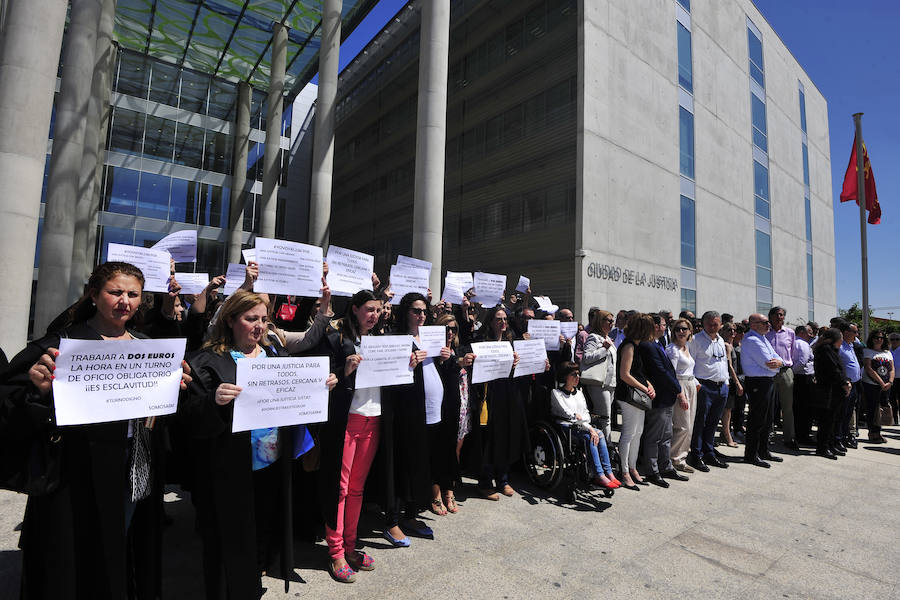 Prácticamente todas las salas de vistas de los juzgados de instrucción, primera instancia, de lo social y penales de la Ciudad de la Justicia de Murcia supendieron este martes sus vistas con motivo de la huelga de Justicia 