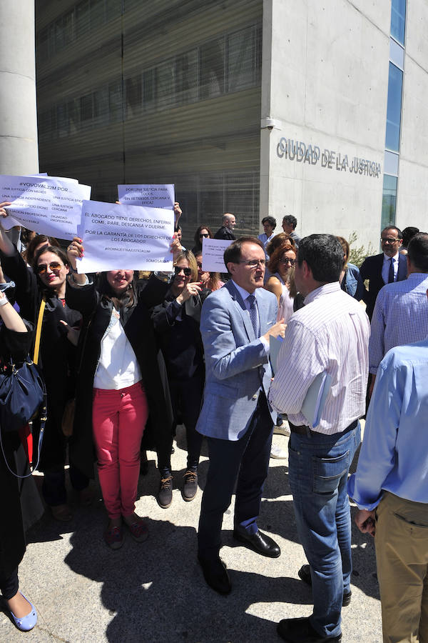 Prácticamente todas las salas de vistas de los juzgados de instrucción, primera instancia, de lo social y penales de la Ciudad de la Justicia de Murcia supendieron este martes sus vistas con motivo de la huelga de Justicia 