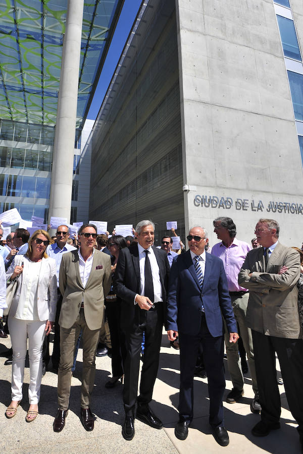 Prácticamente todas las salas de vistas de los juzgados de instrucción, primera instancia, de lo social y penales de la Ciudad de la Justicia de Murcia supendieron este martes sus vistas con motivo de la huelga de Justicia 