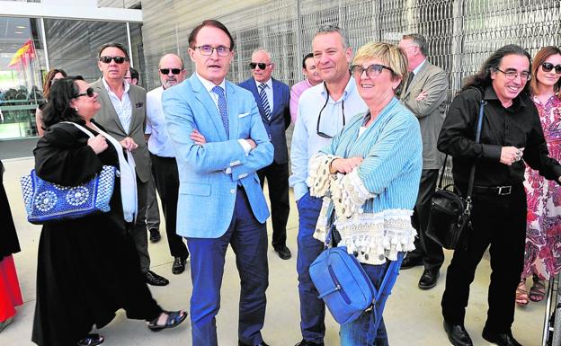 Magistrados y fiscales concentrados, a las puertas de la Ciudad de la Justicia de Murcia, durante la jornada de huelga de ayer.