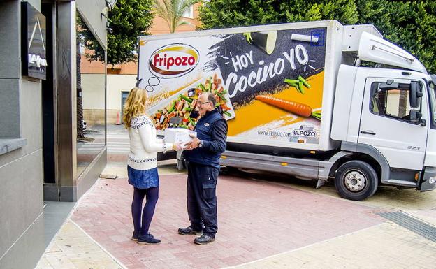 Uno de los más de 80 camiones de reparto que emplea Fripozo para abastecer a restaurantes y bares.