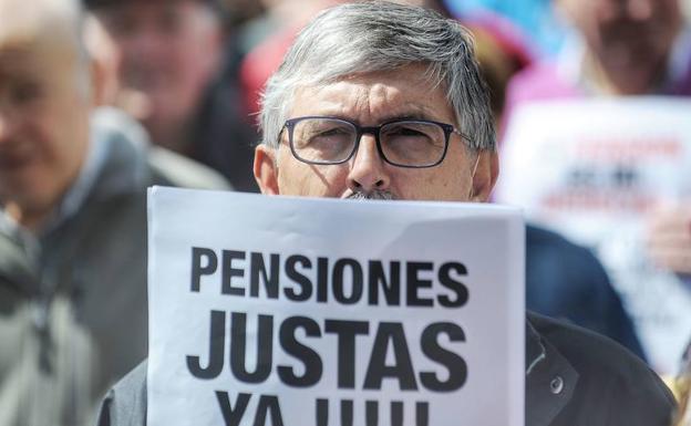 Manifestacion de pensionistas ante el Ayuntamiento de Bilbao por las pensiones. 