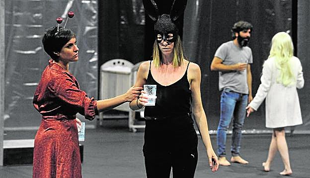 Varios de los actores de 'Extinción', en uno de los ensayos de la obra en el Teatro Circo Murcia (TCM).