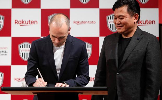 Iniesta firma su nuevo contrato con el Vissel Kobe. 