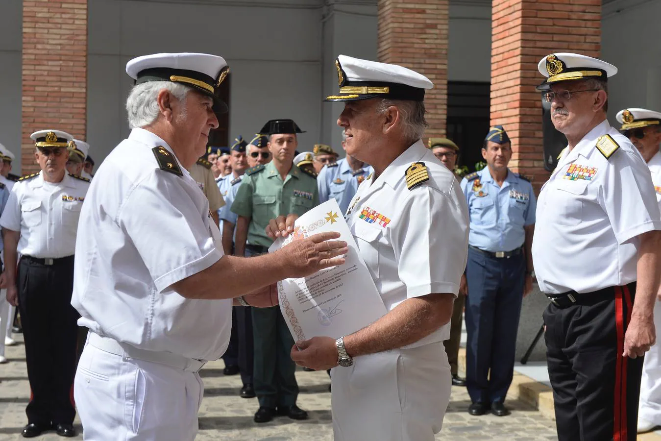 El delegado de Defensa en la Región, Ignacio Marti Scharfaussen, presidió junto al delegado del Gobierno en la Región, Francisco Bernabé, el acto institucional de la Delegación de Defensa que se celebró con motivo del Día de las Fuerzas Armadas