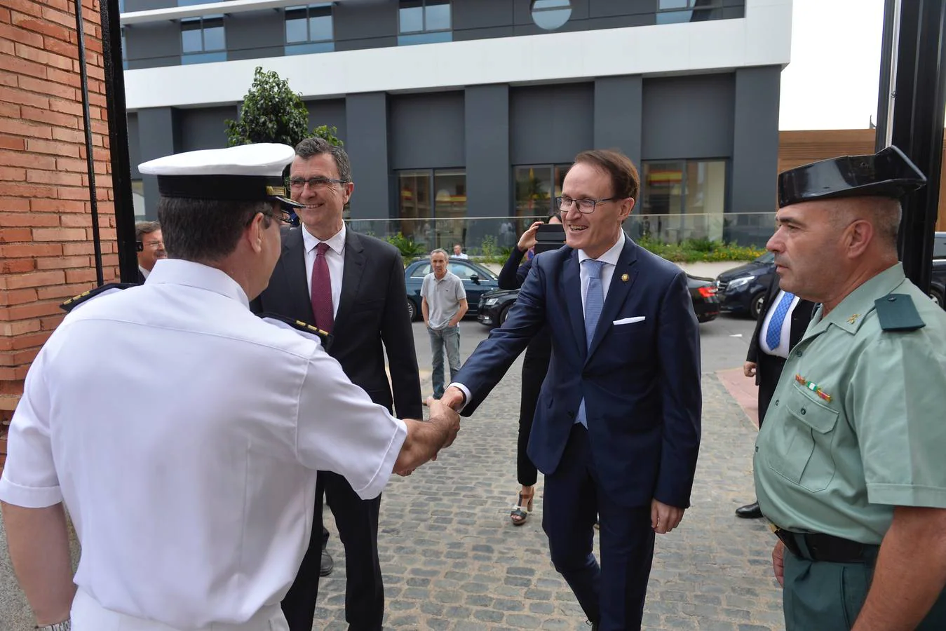 El delegado de Defensa en la Región, Ignacio Marti Scharfaussen, presidió junto al delegado del Gobierno en la Región, Francisco Bernabé, el acto institucional de la Delegación de Defensa que se celebró con motivo del Día de las Fuerzas Armadas