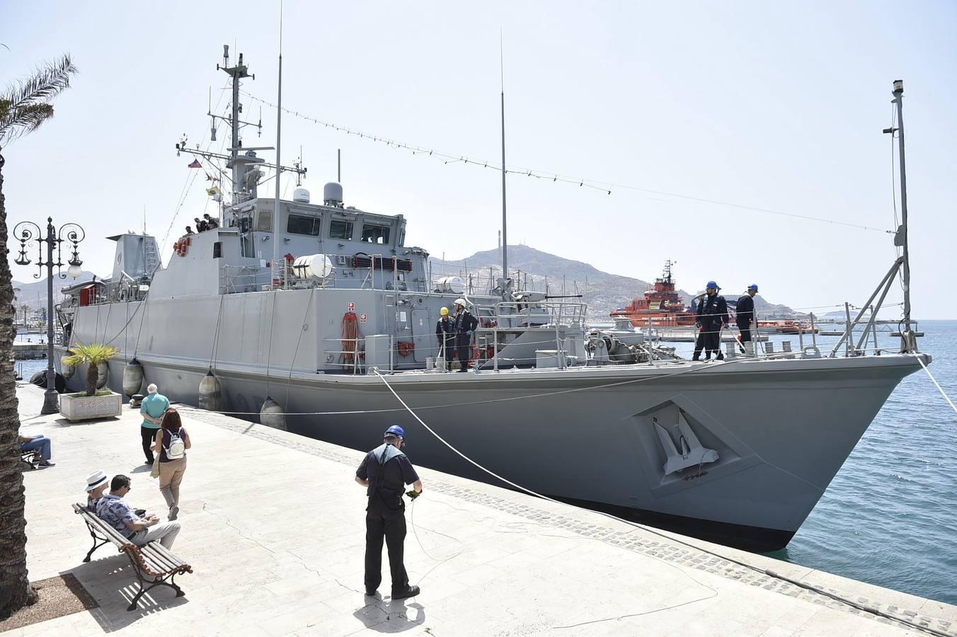 Decenas de personas participaron en Cartagena en los actos culturales y divulgativos organizados por la Armada con motivo del Día de las Fuerzas Armadas, como visitas al cazaminas 'Duero', atracado en el muelle Alfonso XII.