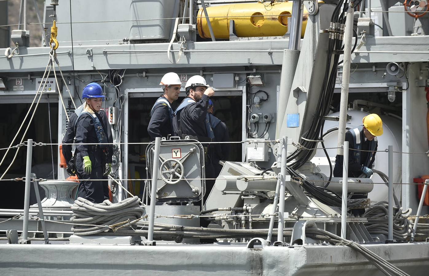 Decenas de personas participaron en Cartagena en los actos culturales y divulgativos organizados por la Armada con motivo del Día de las Fuerzas Armadas, como visitas al cazaminas 'Duero', atracado en el muelle Alfonso XII.