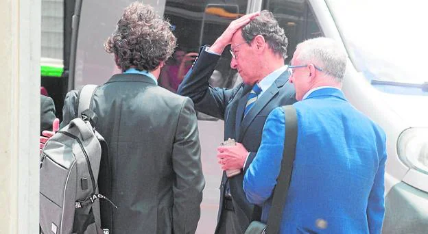 El exalcalde Miguel Ángel Cámara se atusa los cabellos junto a sus abogados, Vicente Sanmartín y José María Caballero Salinas, al término del juicio.