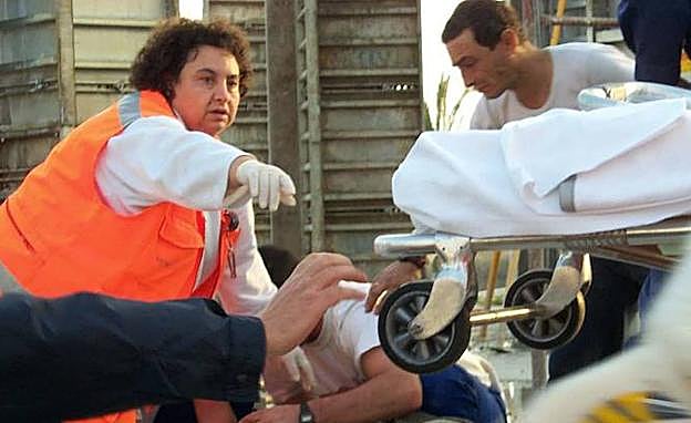 Personal sanitario atiende al trabajador herido tras sufrir un accidente laboral grave en una obra en construcción