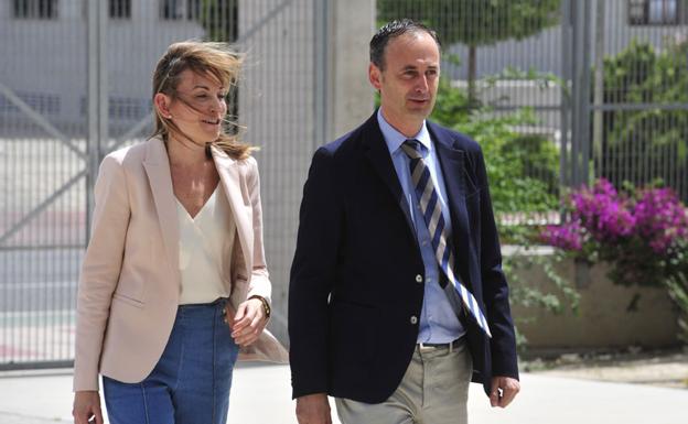 El consejero Javier Celdrán, llegando a la Ciudad de la Justicia acompañado por la directora general de Presupuestos, Begoña Iniesta, para prestar declaración como testigos en 'Púnica'.