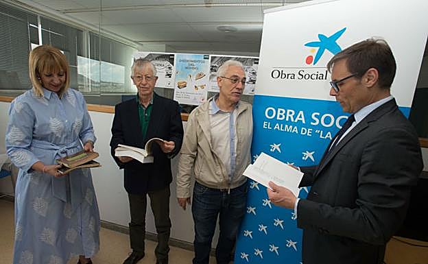 Alicia Leal, Moisés Morillo, Antonio Rubio y Carlos Merelo, con libros para la UNED. 