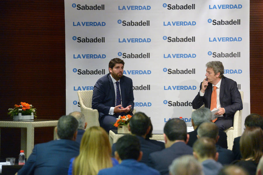 El presidente de Banco Sabadell, Josep Oliu, espera que se superen las «incertidumbres políticas» para consolidar el ciclo de crecimiento