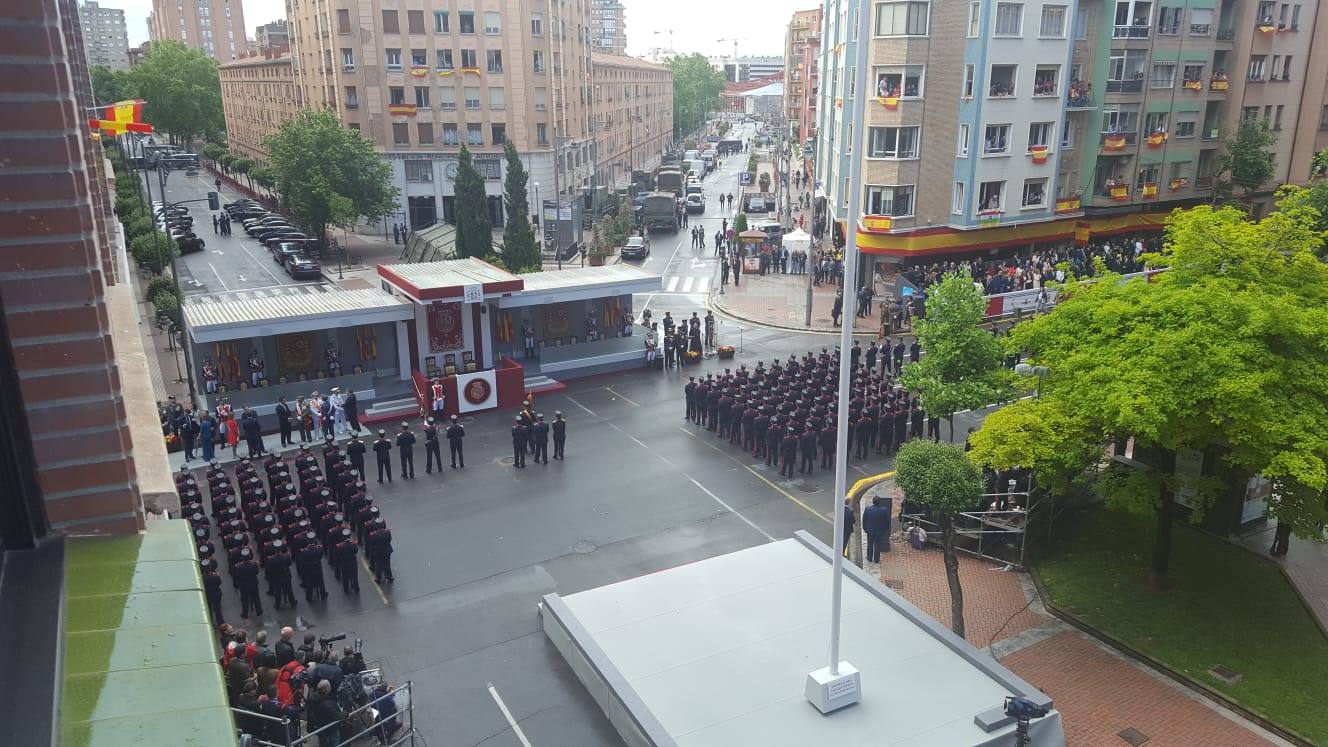 El Rey, vestido con uniforme del Ejército del Aire, ha recibido los honores de ordenanza y pasado revista a un batallón de honores de la Guardia Real