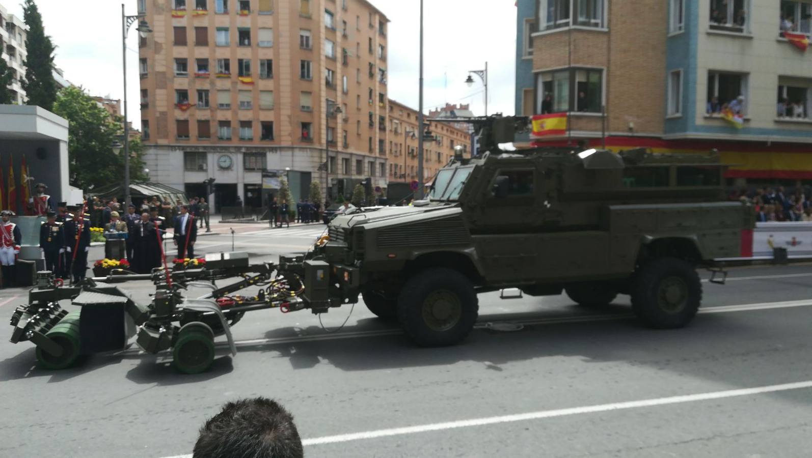 El Rey, vestido con uniforme del Ejército del Aire, ha recibido los honores de ordenanza y pasado revista a un batallón de honores de la Guardia Real