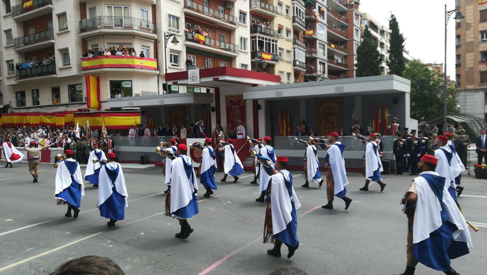 El Rey, vestido con uniforme del Ejército del Aire, ha recibido los honores de ordenanza y pasado revista a un batallón de honores de la Guardia Real