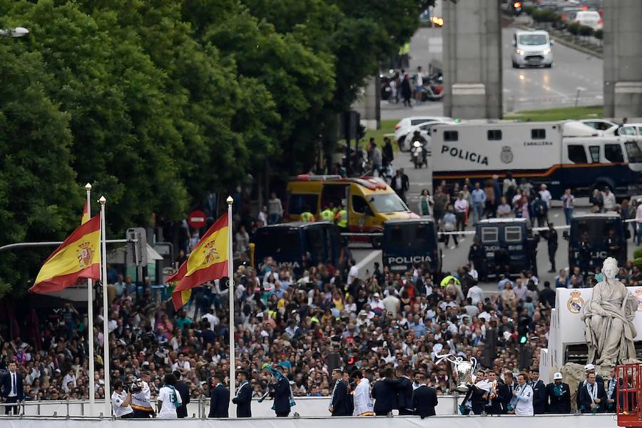 La comitiva blanca, con Florentino Pérez al frente, paseó la 'decimotercera' por las calles de la capital y festejó el título con los miles de aficionados que se reunieron en la fuente de Cibeles 