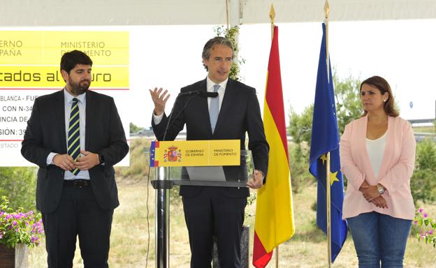 El ministro Íñigo de la Serna (c), durante la rueda de prensa. 