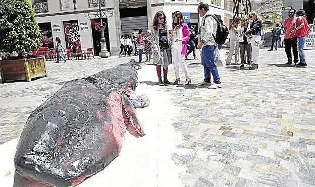 Belén Orta (i) enseña su obra a la alcaldesa de Cartagena, Ana Belén Castejón, y al coordinador de Mucho Más Mayo, Patricio Hernández.