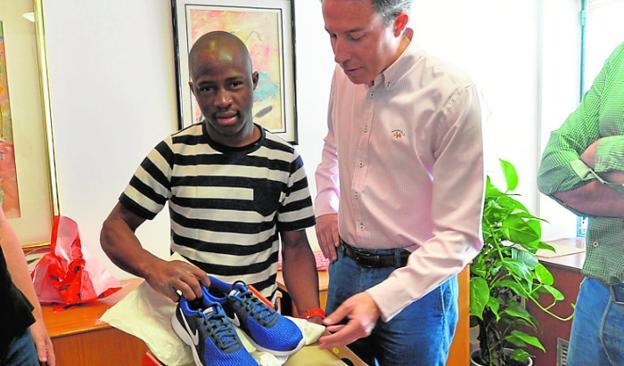 Ali Aidara, con las zapatillas que le entregó Fulgencio Gil. 