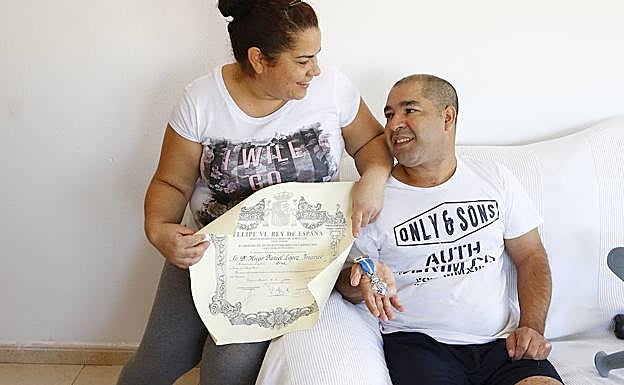 Hugo Daniel López, junto a su esposa.